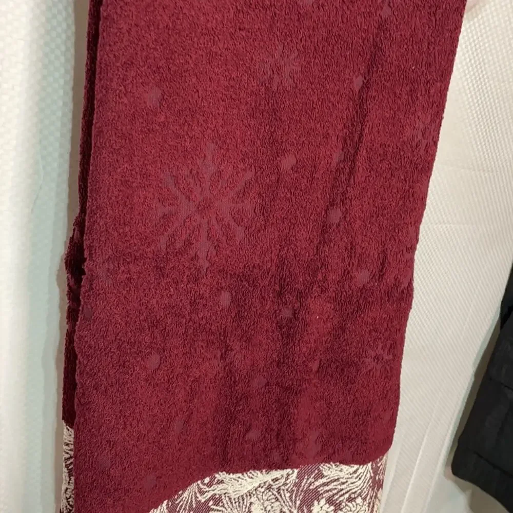 Santens bath hand fingertip towel combo deep red snow pine claret pattern NWT